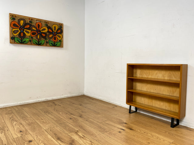 Stilvolles Mid-Century Regal aus vollem Holz mit verstellb. Regalböden & neuen Metallfüßen