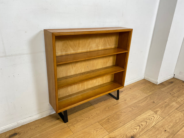 Stilvolles Mid-Century Regal aus vollem Holz mit verstellb. Regalböden & neuen Metallfüßen
