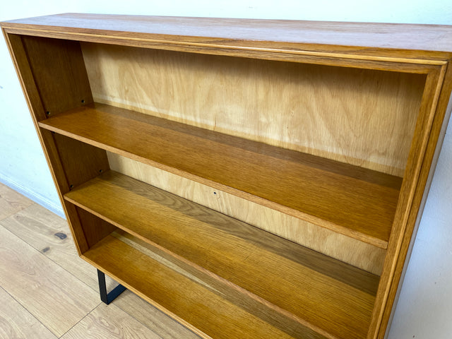 Stilvolles Mid-Century Regal aus vollem Holz mit verstellb. Regalböden & neuen Metallfüßen