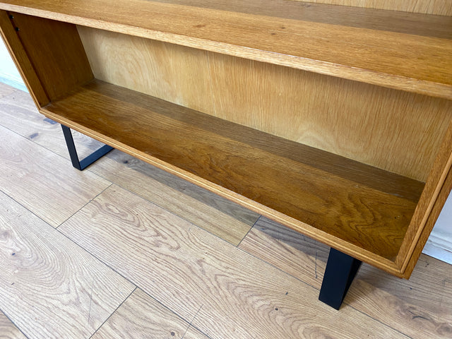 Hochwertiges Mid-Century Regal aus vollem Holz mit verstellbaren Regalböden & neuen Metallfüßen I Holzregal Bücherregal Bücherschrank Küchenregal Regalwand Vintage Retro 60er I