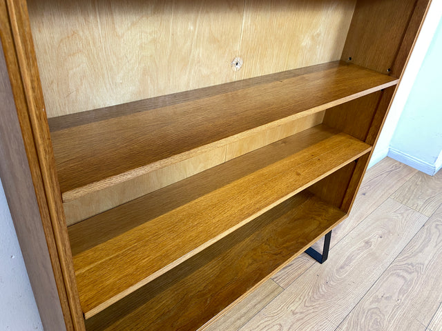 Hochwertiges Mid-Century Regal aus vollem Holz mit verstellbaren Regalböden & neuen Metallfüßen I Holzregal Bücherregal Bücherschrank Küchenregal Regalwand Vintage Retro 60er I
