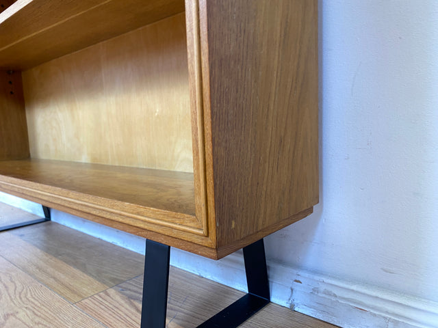 Hochwertiges Mid-Century Regal aus vollem Holz mit verstellbaren Regalböden & neuen Metallfüßen I Holzregal Bücherregal Bücherschrank Küchenregal Regalwand Vintage Retro 60er I
