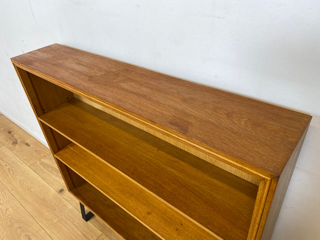 Hochwertiges Mid-Century Regal aus vollem Holz mit verstellbaren Regalböden & neuen Metallfüßen I Holzregal Bücherregal Bücherschrank Küchenregal Regalwand Vintage Retro 60er I