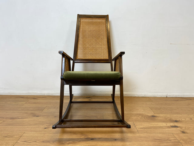 WMK I Stilvoller und sehr gut erhaltener Mid-Century Schaukelstuhl mit Wiener Geflecht mit grünem Polster