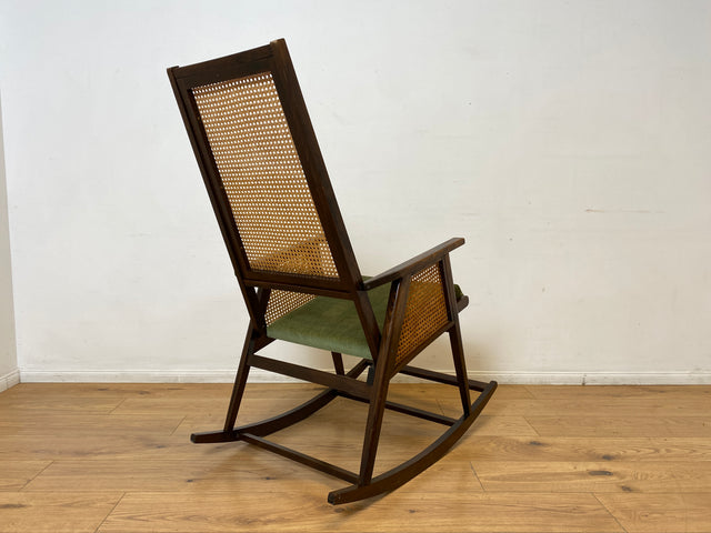 WMK I Stilvoller und sehr gut erhaltener Mid-Century Schaukelstuhl mit Wiener Geflecht mit grünem Polster