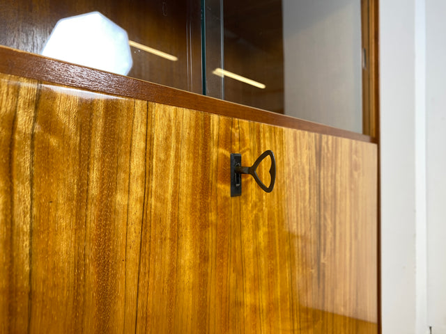 Stilvoller und gut erhaltener Mid-Century Schreibschrank mit Vitrine & Schubladen