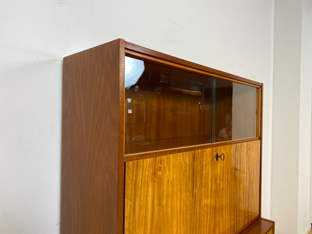Stilvoller und gut erhaltener Mid-Century Schreibschrank mit Vitrine & Schubladen