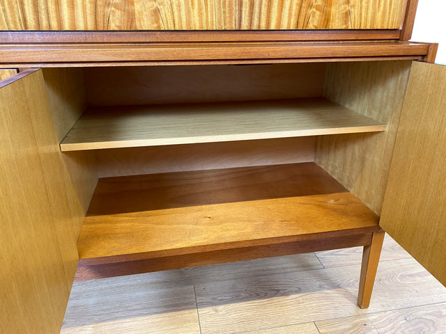 Stilvoller und gut erhaltener Mid-Century Schreibschrank mit Vitrine & Schubladen
