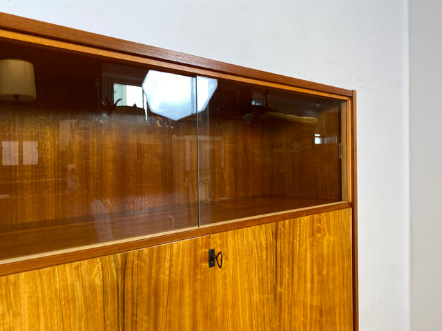 Stilvoller und gut erhaltener Mid-Century Schreibschrank mit Vitrine & Schubladen