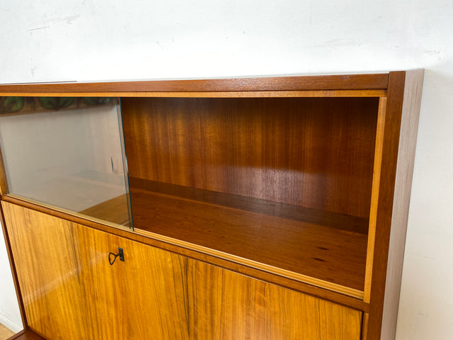 Stilvoller und gut erhaltener Mid-Century Schreibschrank mit Vitrine & Schubladen