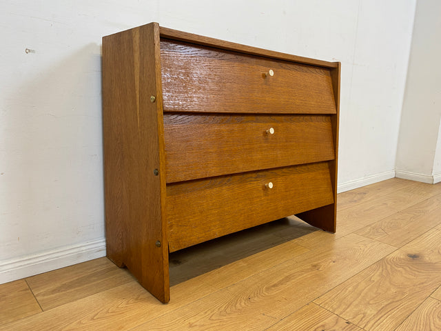 Minimalistische Mid-Century Schuhkommode aus vollem Holz in Eichen Furnier mit weißen Originalgriffen