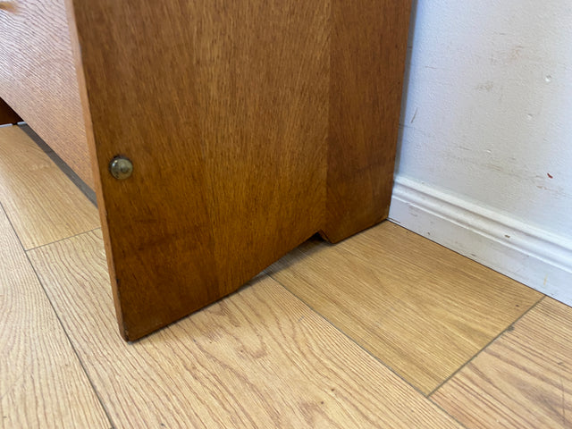 Minimalistische Mid-Century Schuhkommode aus vollem Holz in Eichen Furnier mit weißen Originalgriffen