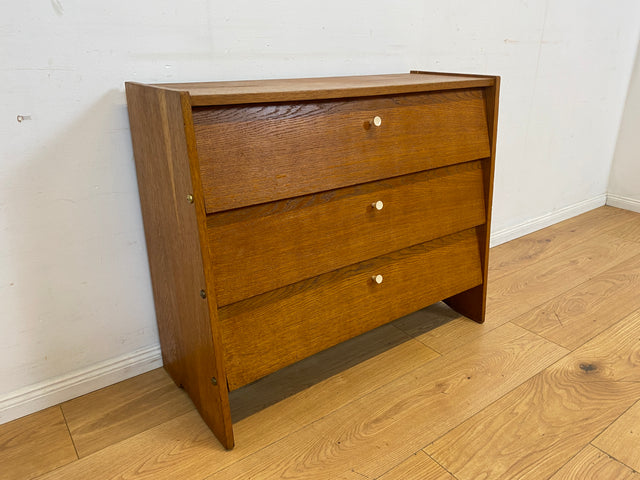 Minimalistische Mid-Century Schuhkommode aus vollem Holz in Eichen Furnier mit weißen Originalgriffen
