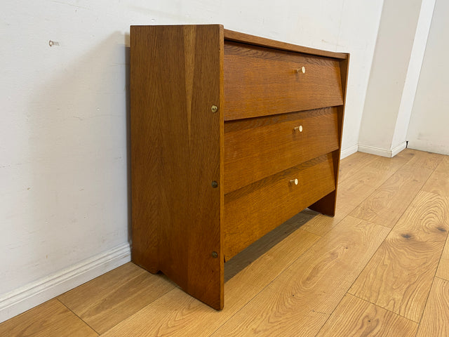 Minimalistische Mid-Century Schuhkommode aus vollem Holz in Eichen Furnier mit weißen Originalgriffen