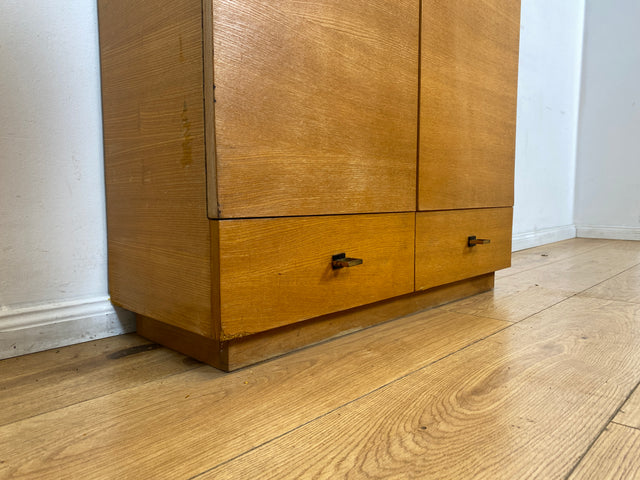 WMK I Sehr schöner und praktischer Mid-Century Schuhschrank mit Schubladen und Messinggriffen