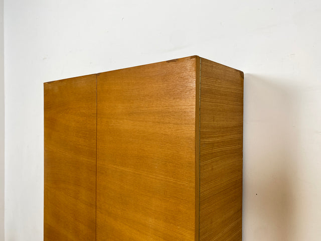 WMK I Sehr schöner und praktischer Mid-Century Schuhschrank mit Schubladen und Messinggriffen