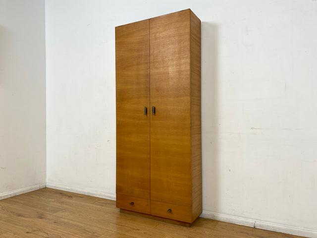 WMK I Sehr schöner und praktischer Mid-Century Schuhschrank mit Schubladen und Messinggriffen