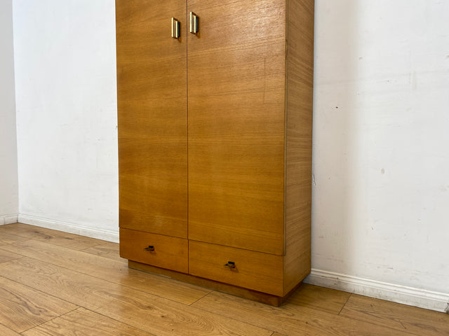 WMK I Sehr schöner und praktischer Mid-Century Schuhschrank mit Schubladen und Messinggriffen