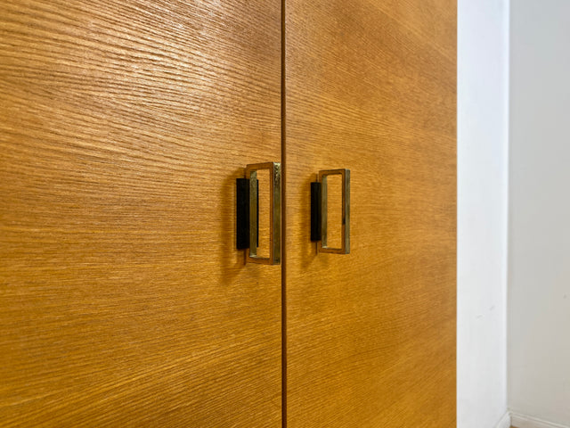 WMK I Sehr schöner und praktischer Mid-Century Schuhschrank mit Schubladen und Messinggriffen