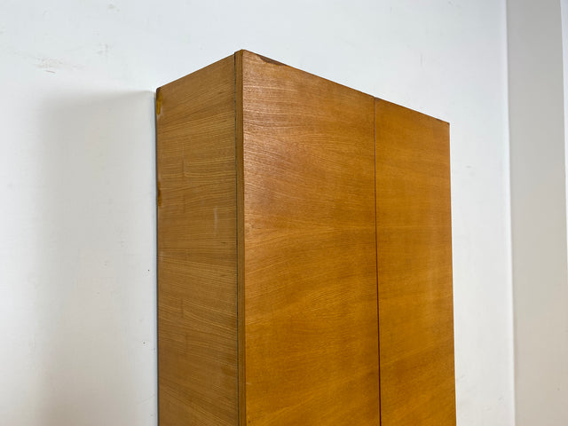 WMK I Sehr schöner und praktischer Mid-Century Schuhschrank mit Schubladen und Messinggriffen