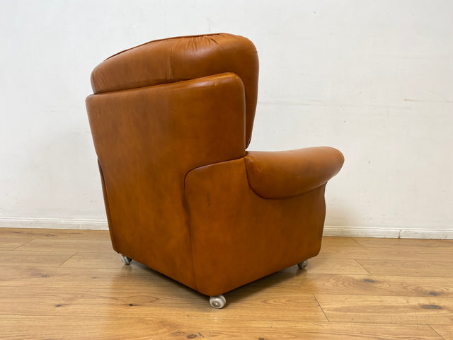 1/2 Schöner und sehr bequemer Mid-Century Sessel mit cognacfarbenem Echtleder Bezug