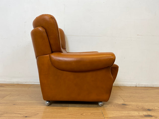 1/2 Schöner und sehr bequemer Mid-Century Sessel mit cognacfarbenem Echtleder Bezug