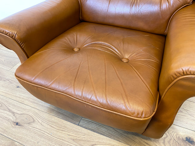 1/2 Schöner und sehr bequemer Mid-Century Sessel mit cognacfarbenem Echtleder Bezug