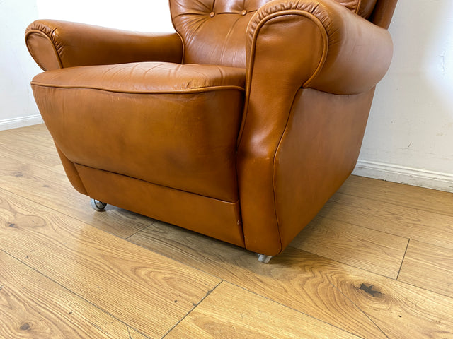 1/2 Schöner und sehr bequemer Mid-Century Sessel mit cognacfarbenem Echtleder Bezug