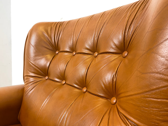 Schöner und sehr bequemer Mid-Century Sessel mit cognacfarbenem Echtleder Bezug.