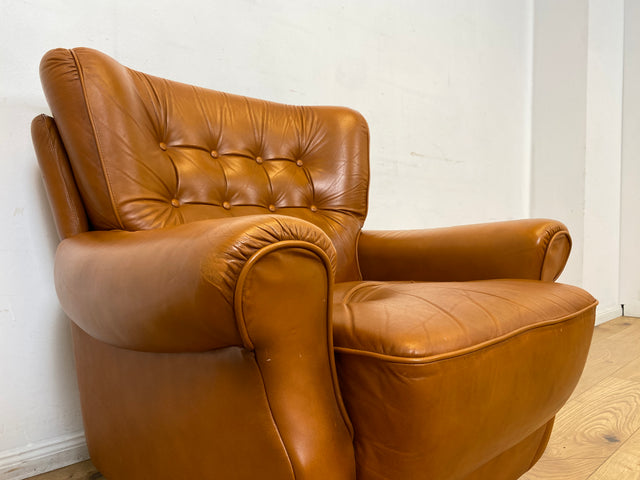 1/2 Schöner und sehr bequemer Mid-Century Sessel mit cognacfarbenem Echtleder Bezug