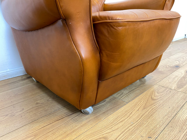 1/2 Schöner und sehr bequemer Mid-Century Sessel mit cognacfarbenem Echtleder Bezug