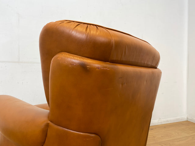 1/2 Schöner und sehr bequemer Mid-Century Sessel mit cognacfarbenem Echtleder Bezug