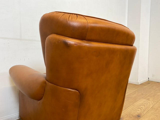 1/2 Schöner und sehr bequemer Mid-Century Sessel mit cognacfarbenem Echtleder Bezug