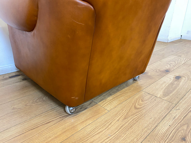 Schöner und sehr bequemer Mid-Century Sessel mit cognacfarbenem Echtleder Bezug.