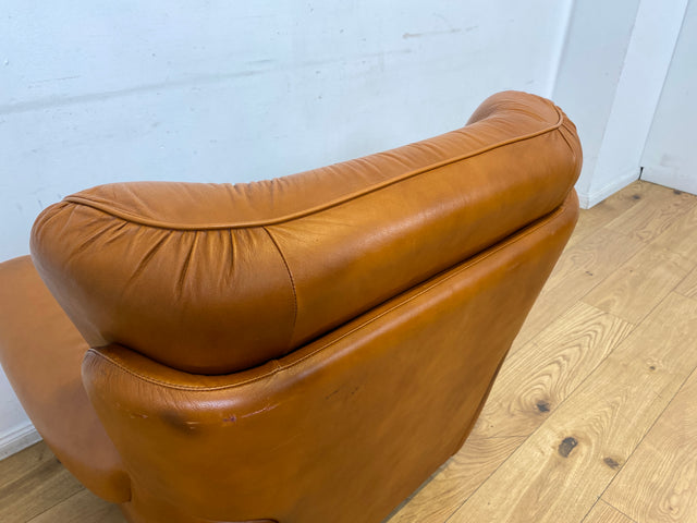 1/2 Schöner und sehr bequemer Mid-Century Sessel mit cognacfarbenem Echtleder Bezug