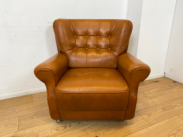 Schöner und sehr bequemer Mid-Century Sessel mit cognacfarbenem Echtleder Bezug.