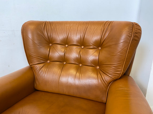 Schöner und sehr bequemer Mid-Century Sessel mit cognacfarbenem Echtleder Bezug.