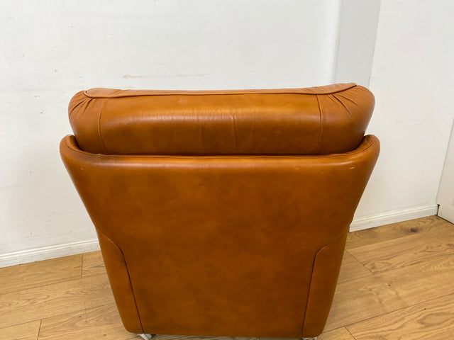 1/2 Schöner und sehr bequemer Mid-Century Sessel mit cognacfarbenem Echtleder Bezug