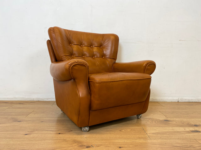 Schöner und sehr bequemer Mid-Century Sessel mit cognacfarbenem Echtleder Bezug.