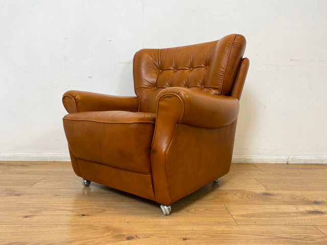 Schöner und sehr bequemer Mid-Century Sessel mit cognacfarbenem Echtleder Bezug.