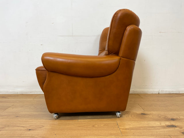 1/2 Schöner und sehr bequemer Mid-Century Sessel mit cognacfarbenem Echtleder Bezug