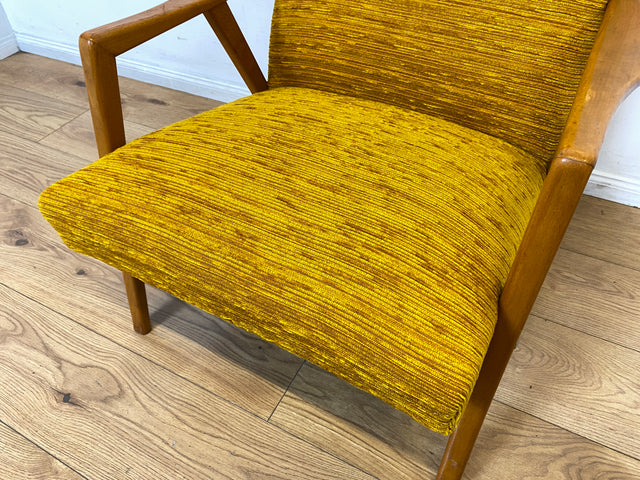 Besonders schöner und gemütlicher Mid-Century Sessel mit tollem senfgelben Stoffbezug