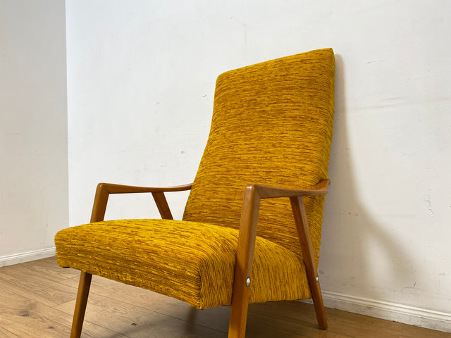 Besonders schöner und gemütlicher Mid-Century Sessel mit tollem senfgelben Stoffbezug