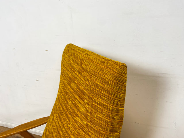 Besonders schöner und gemütlicher Mid-Century Sessel mit tollem senfgelben Stoffbezug
