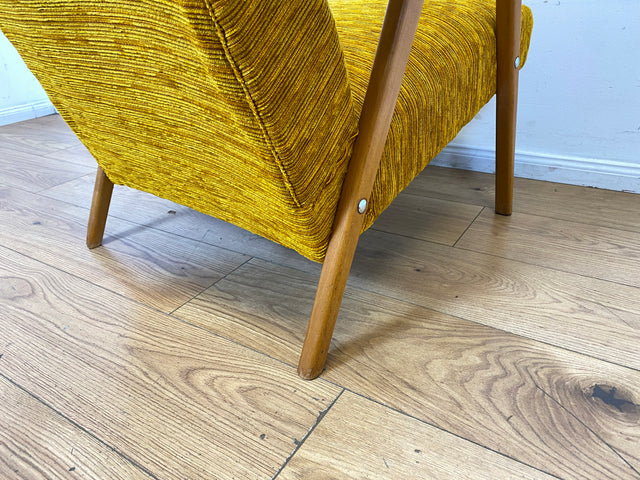 Besonders schöner und gemütlicher Mid-Century Sessel mit tollem senfgelben Stoffbezug