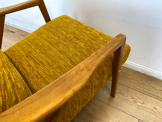 Besonders schöner und gemütlicher Mid-Century Sessel mit tollem senfgelben Stoffbezug