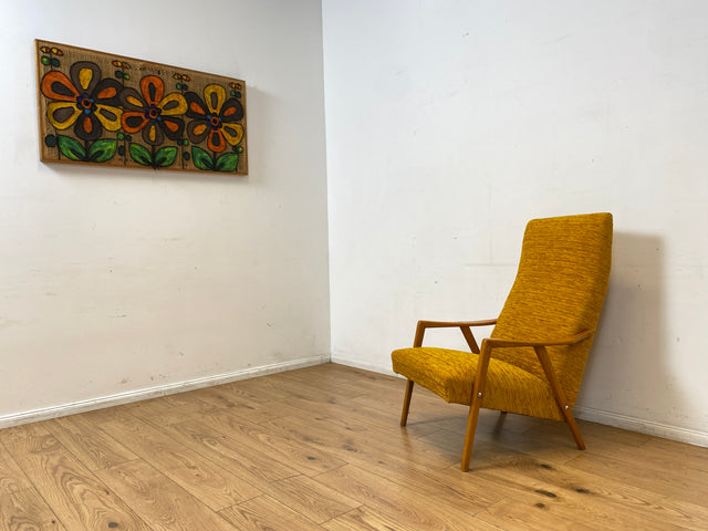 Besonders schöner und gemütlicher Mid-Century Sessel mit tollem senfgelben Stoffbezug