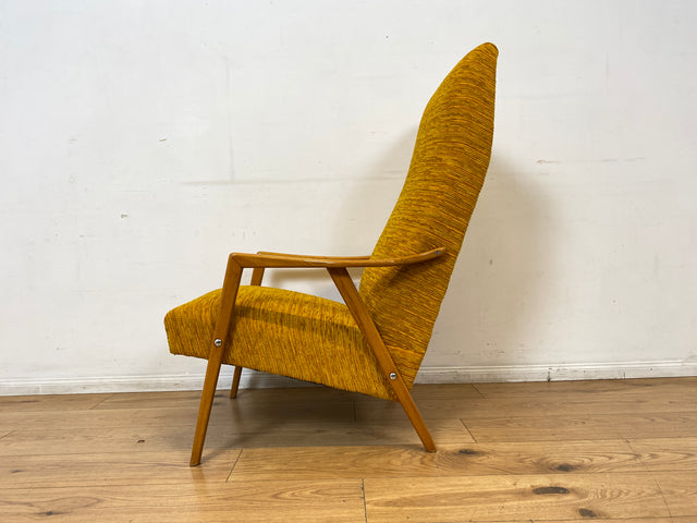 Besonders schöner und gemütlicher Mid-Century Sessel mit tollem senfgelben Stoffbezug