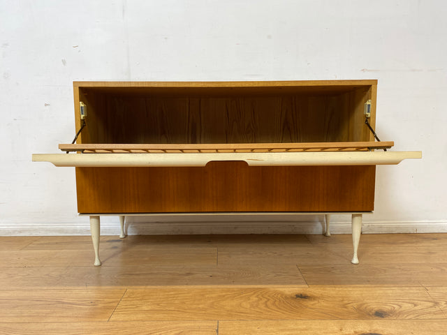 Stilvolles helles Mid-Century Sideboard aus 1966 in Esche mit verschließbarem Gitter für Bettdecken I Wäschekommode Kommode Wäschetruhe TV Lowboard Board 60er Vintage I