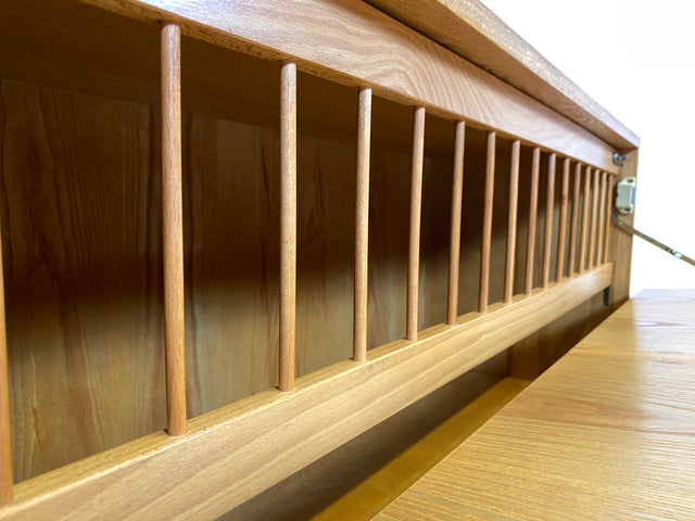 Stilvolles helles Mid-Century Sideboard aus 1966 in Esche mit verschließbarem Gitter für Bettdecken I Wäschekommode Kommode Wäschetruhe TV Lowboard Board 60er Vintage I